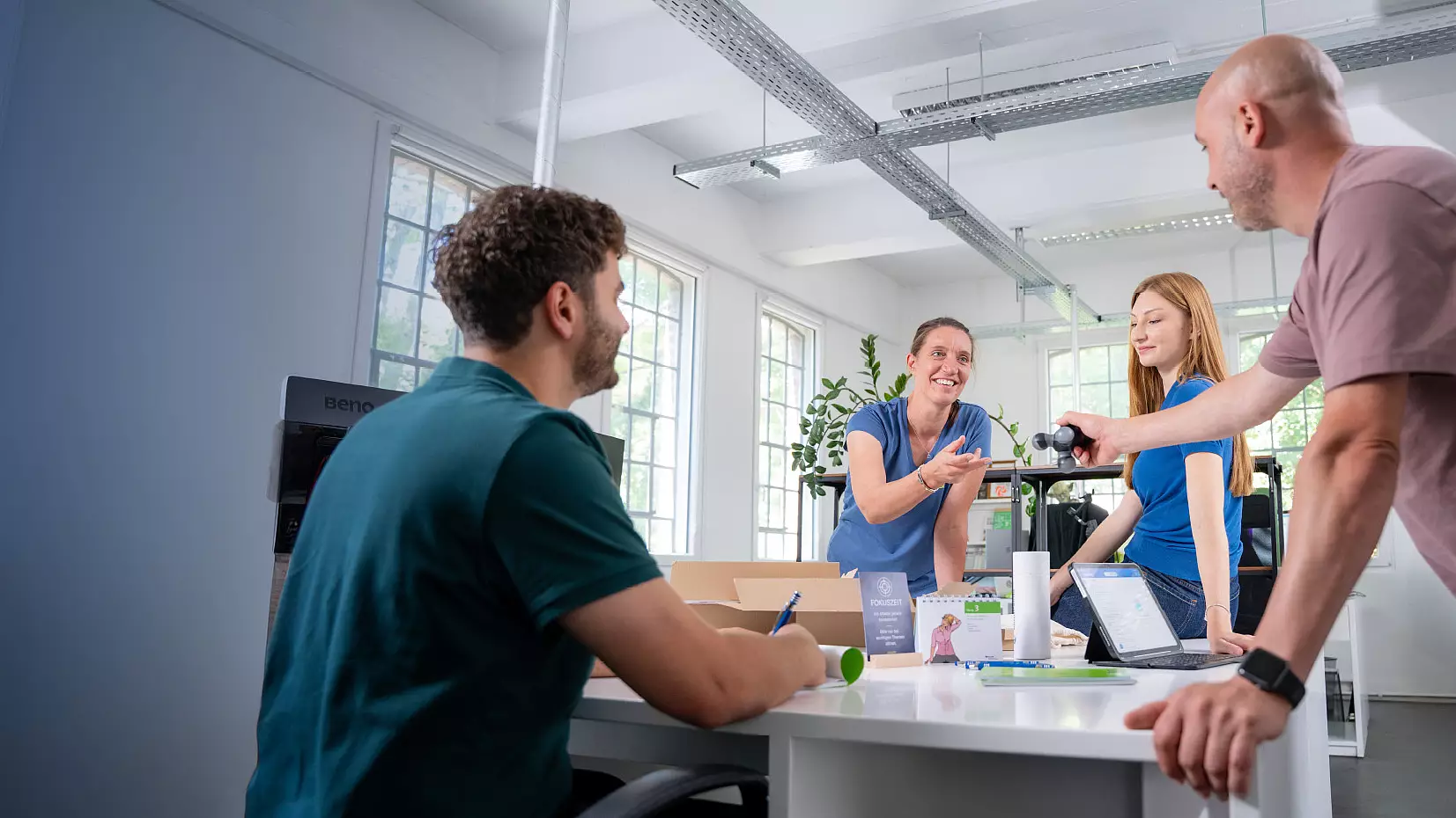 Team testet gemeinsam Angebote aus der GEQUMA Gesundheitsbox am Arbeitsplatz.