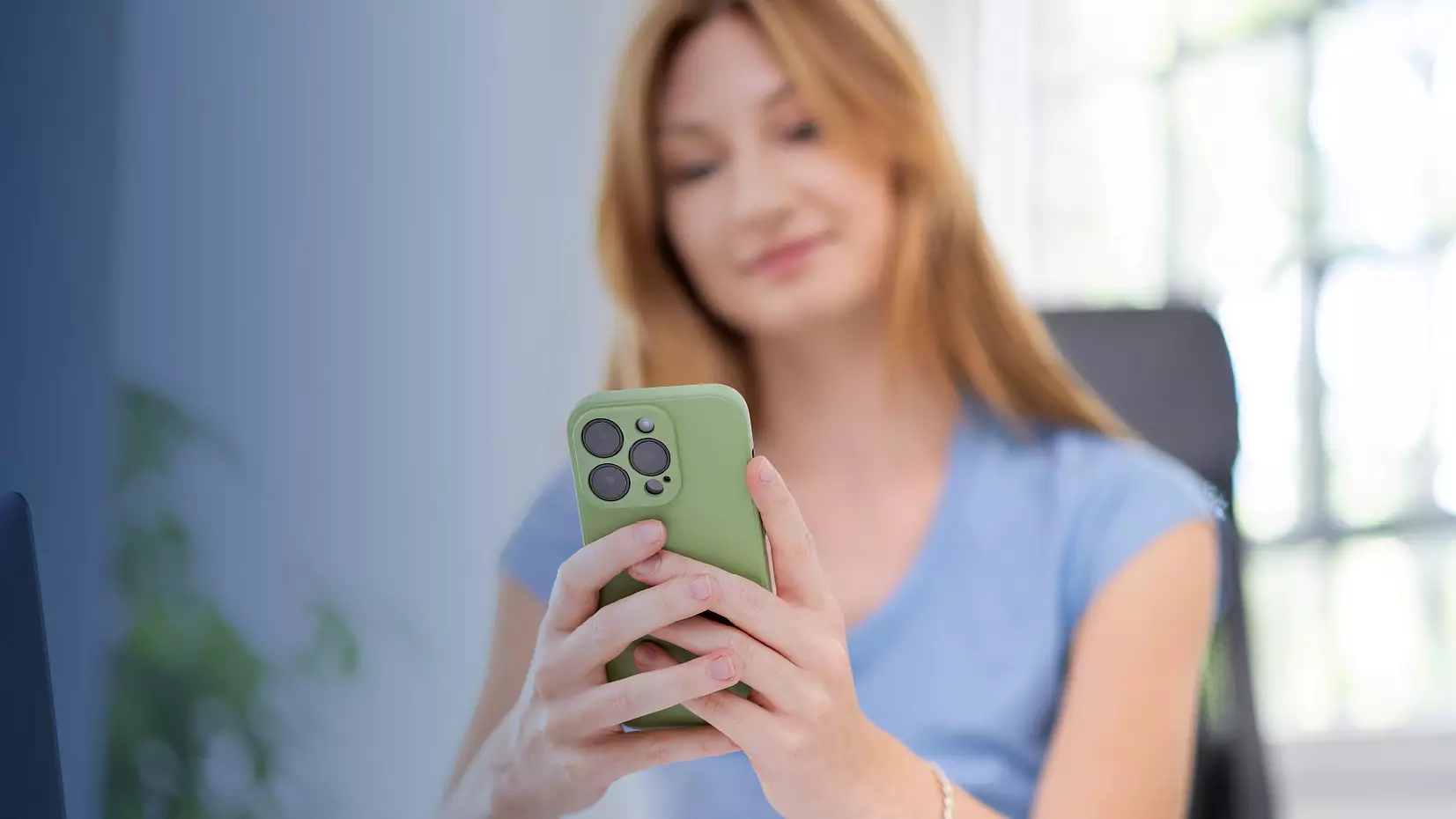 Mitarbeiterin nutzt die digitale Gesundheitslösung von GEQUMA auf ihrem Smartphone.