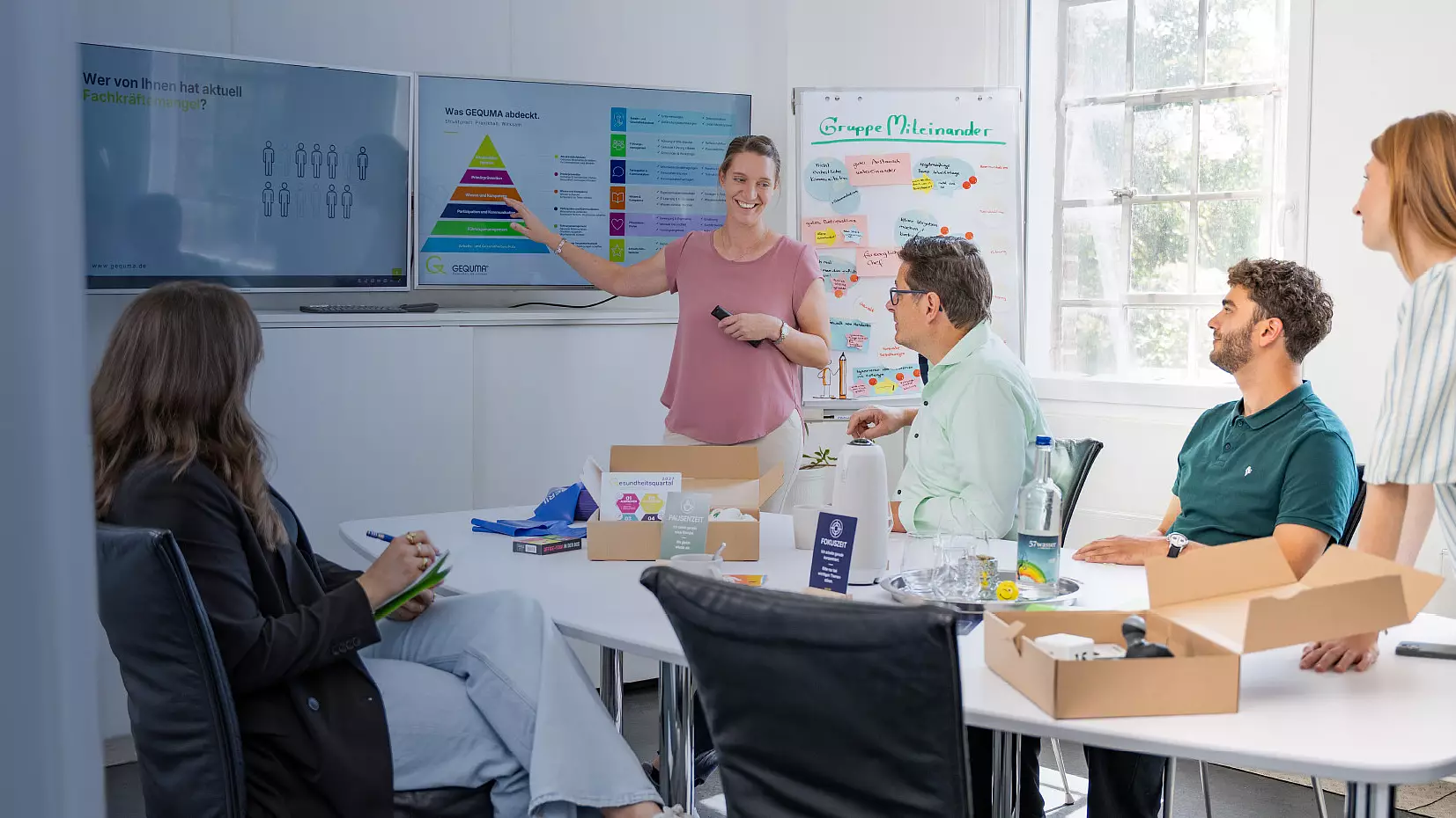 Team bei einer Präsentation zum Betrieblichen Gesundheitsmanagement mit GEQUMA.
